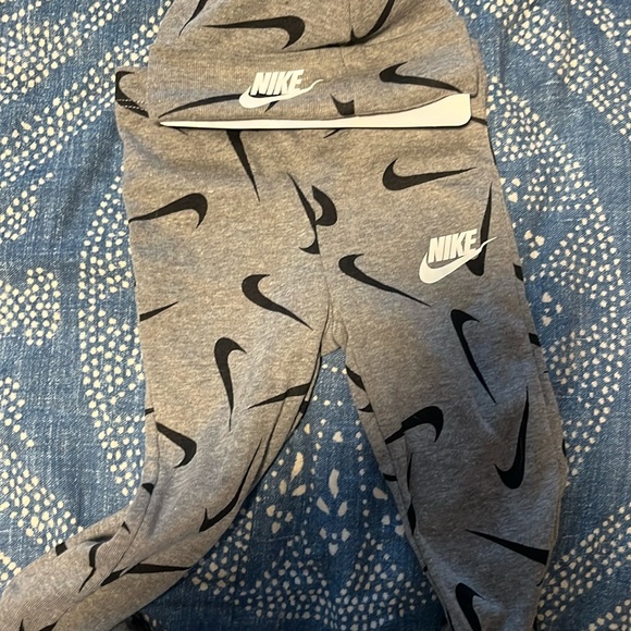 Nike pj pants and hat New with tags . Newborn 3 months . The feet say nike - Picture 1 of 3